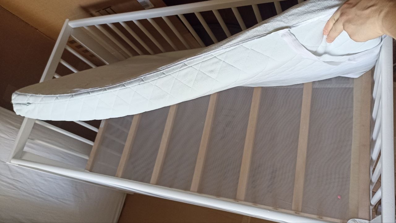 Детская кроватка IKEA с матрасом 120x60, простыней и ванночкой