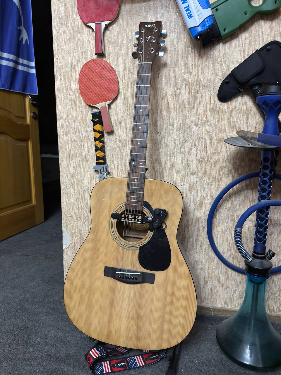 Yamaha F310 акустическая гитара + чехол + ремешок + звукосниматели