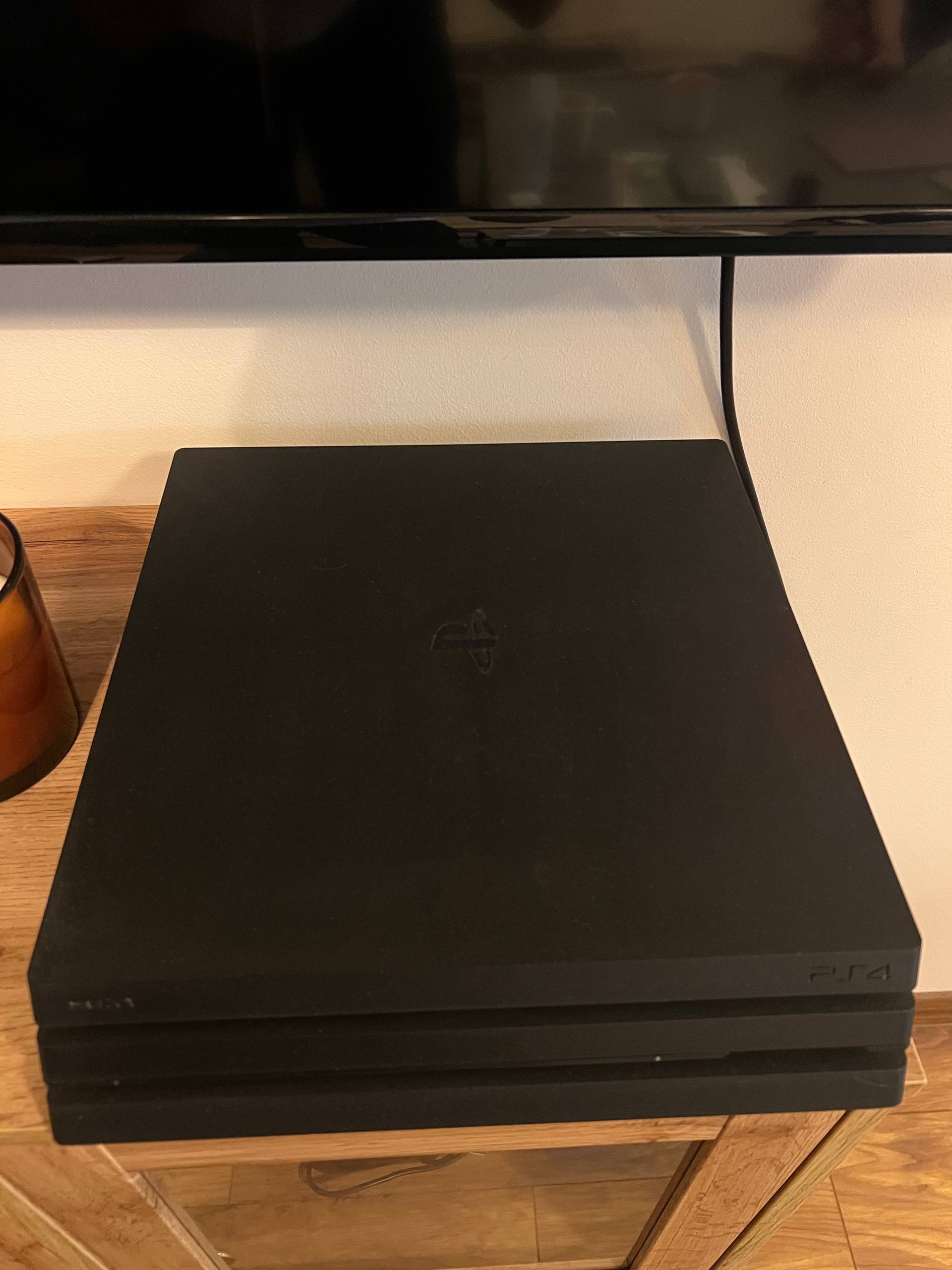PlayStation 4 Pro с 3 играми на дисках