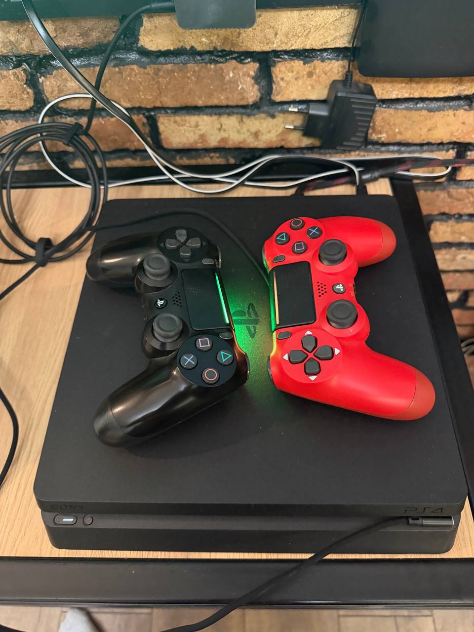 PlayStation 4 Slim 500GB + 2 джойстика