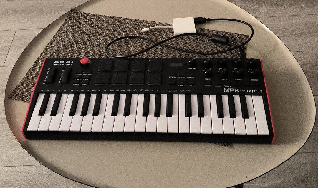 Akai MPK mini Plus MIDI-клавиатура
