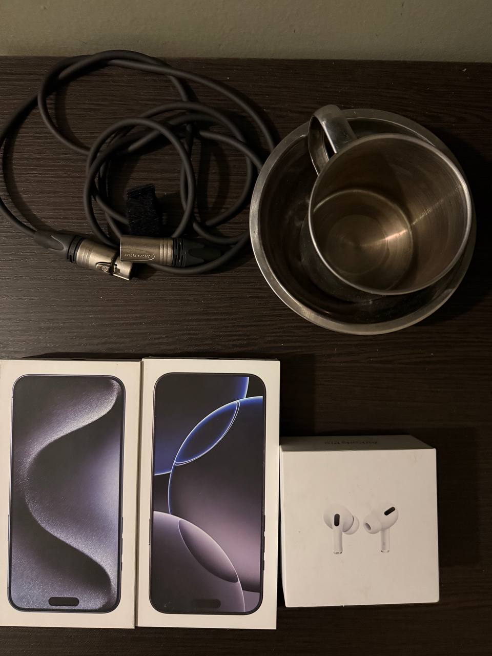 Пустые коробки Apple: iPhone 16 Pro Max, iPhone 15 Pro Max, AirPods Pro