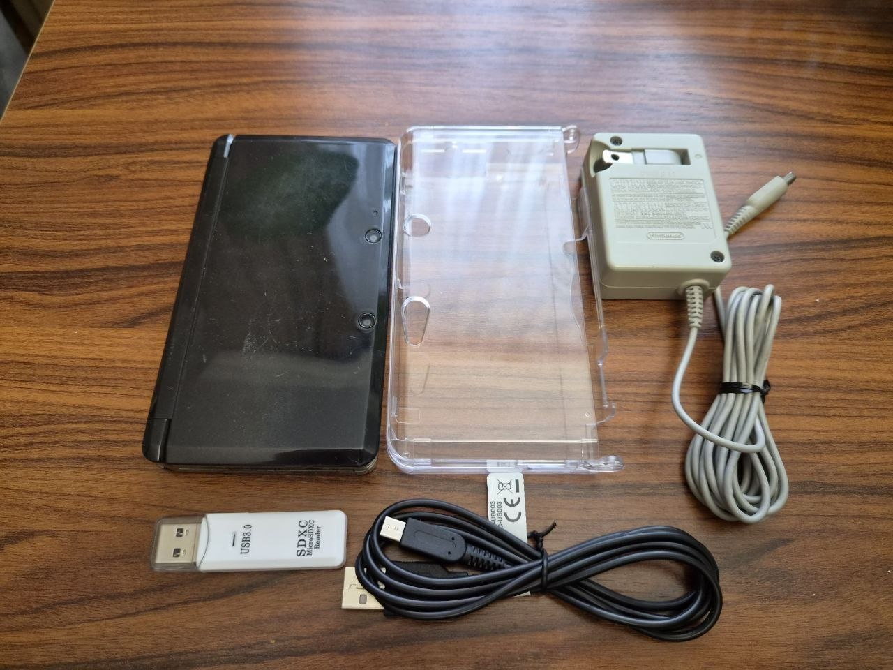Nintendo 3DS прошитая с 4 играми и аксессуарами