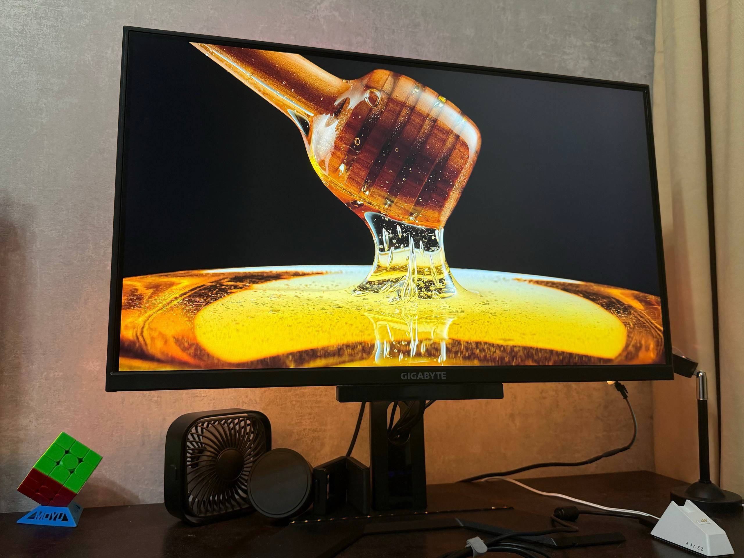 Монитор Gigabyte G27Q 27" 2K 144Hz с ambilight