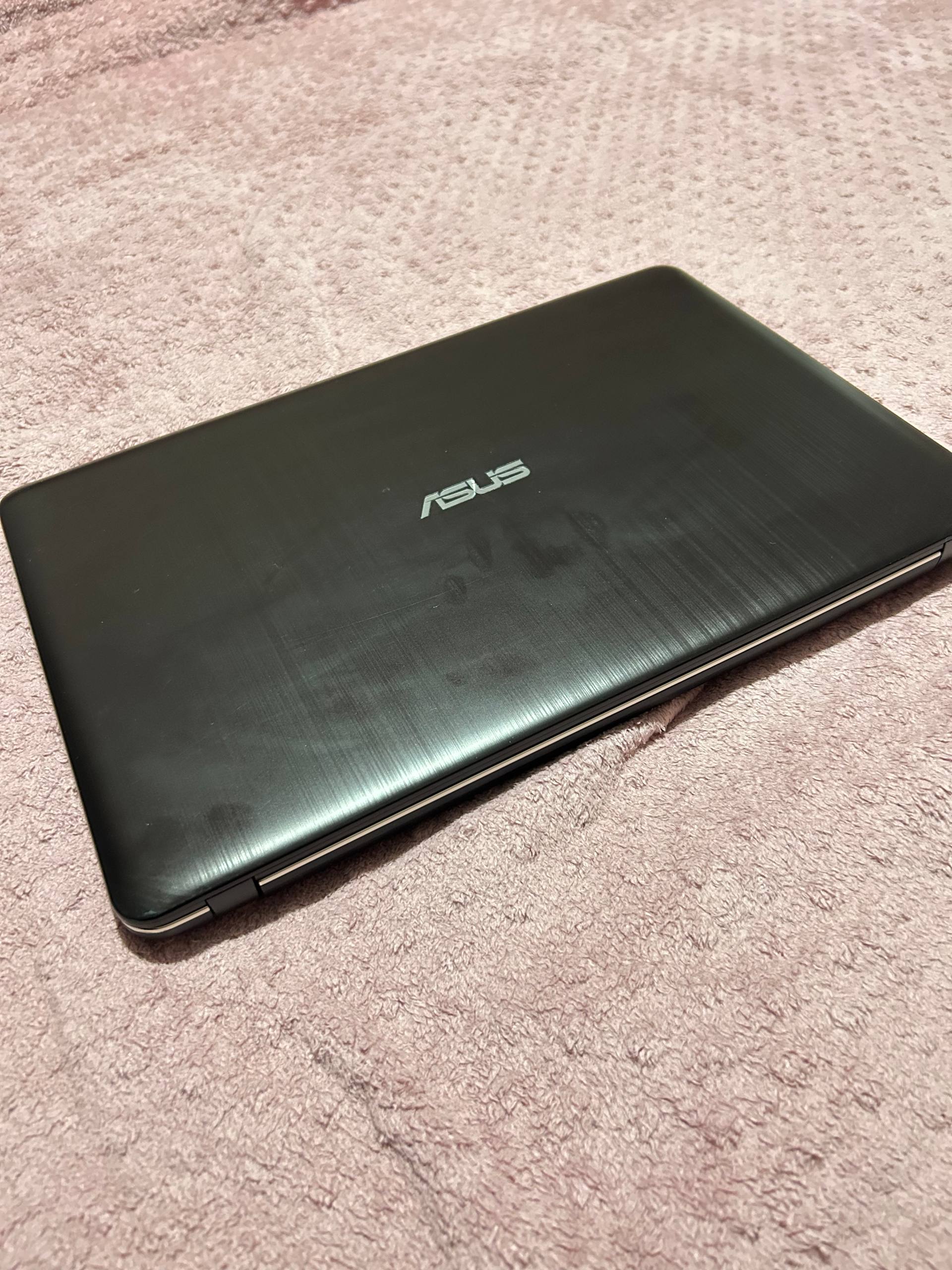 Ноутбук ASUS Vivobook 15 (Celeron N4000, 4GB RAM, SSD)