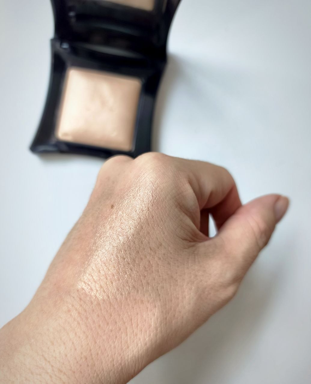 Хайлайтер-пудра ILAMASQUA BEYONG POWDER ILLUMINATRICE, оттенок OMG