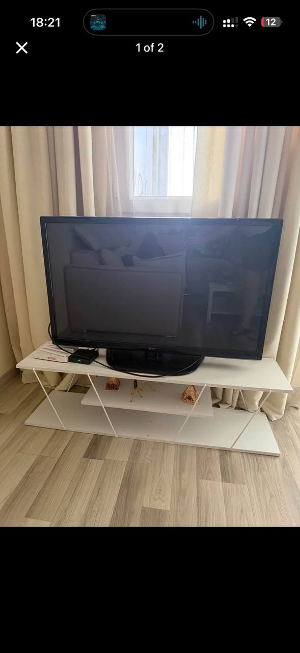 Телевизор с подставкой + HDMI-кабель