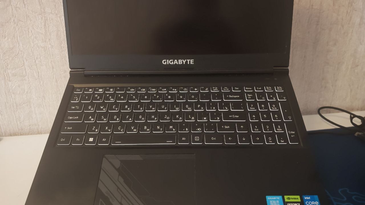 Ноутбук Gigabyte G5 KF с подставкой и зарядкой