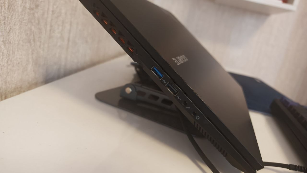 Ноутбук Gigabyte G5 KF с подставкой и зарядкой
