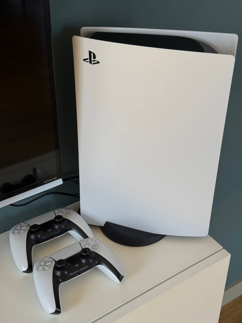 PlayStation 5 с дисководом, 2 джойстика