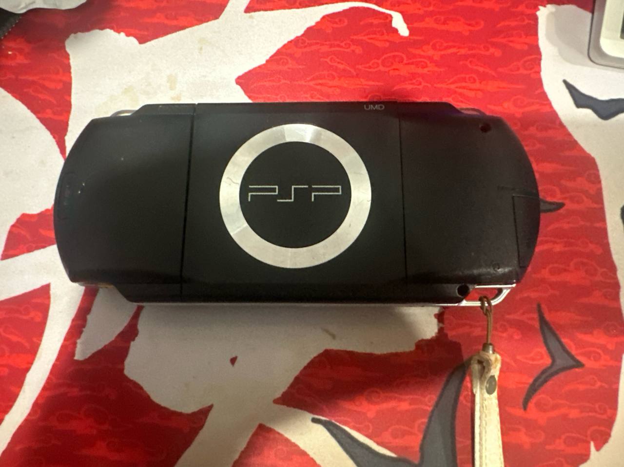 Sony PSP 1000 с зарядкой, USB-кабелем и дисками