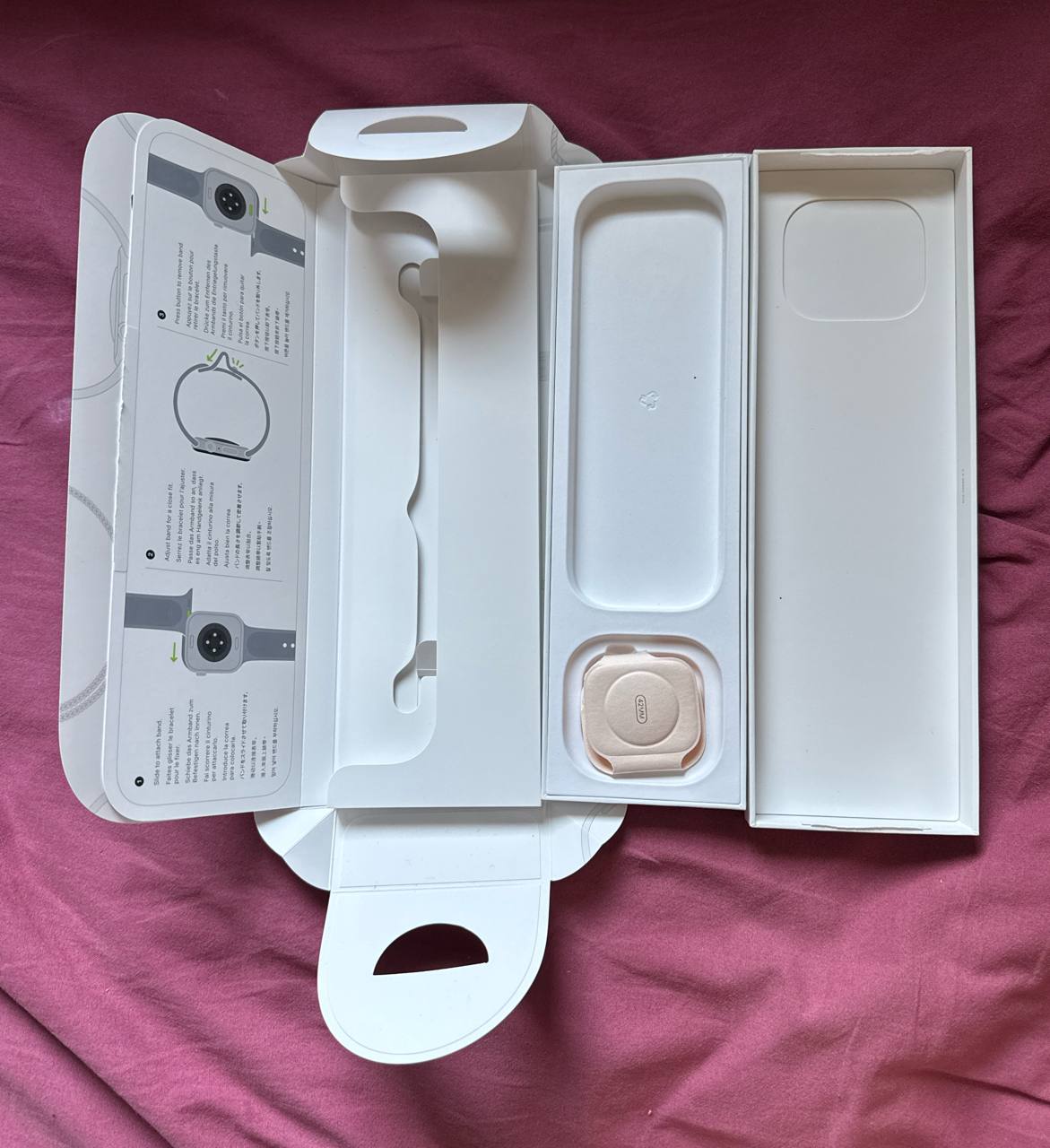 Коробки от iPhone 15 Pro Max и Apple Watch Series 11