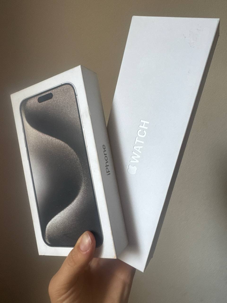 Коробки от iPhone 15 Pro Max и Apple Watch Series 11