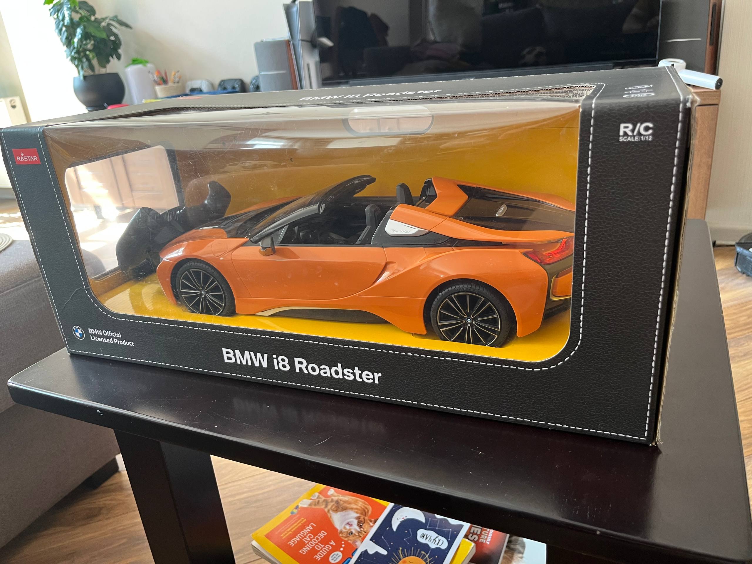 BMW i8 Roadster на пульте управления