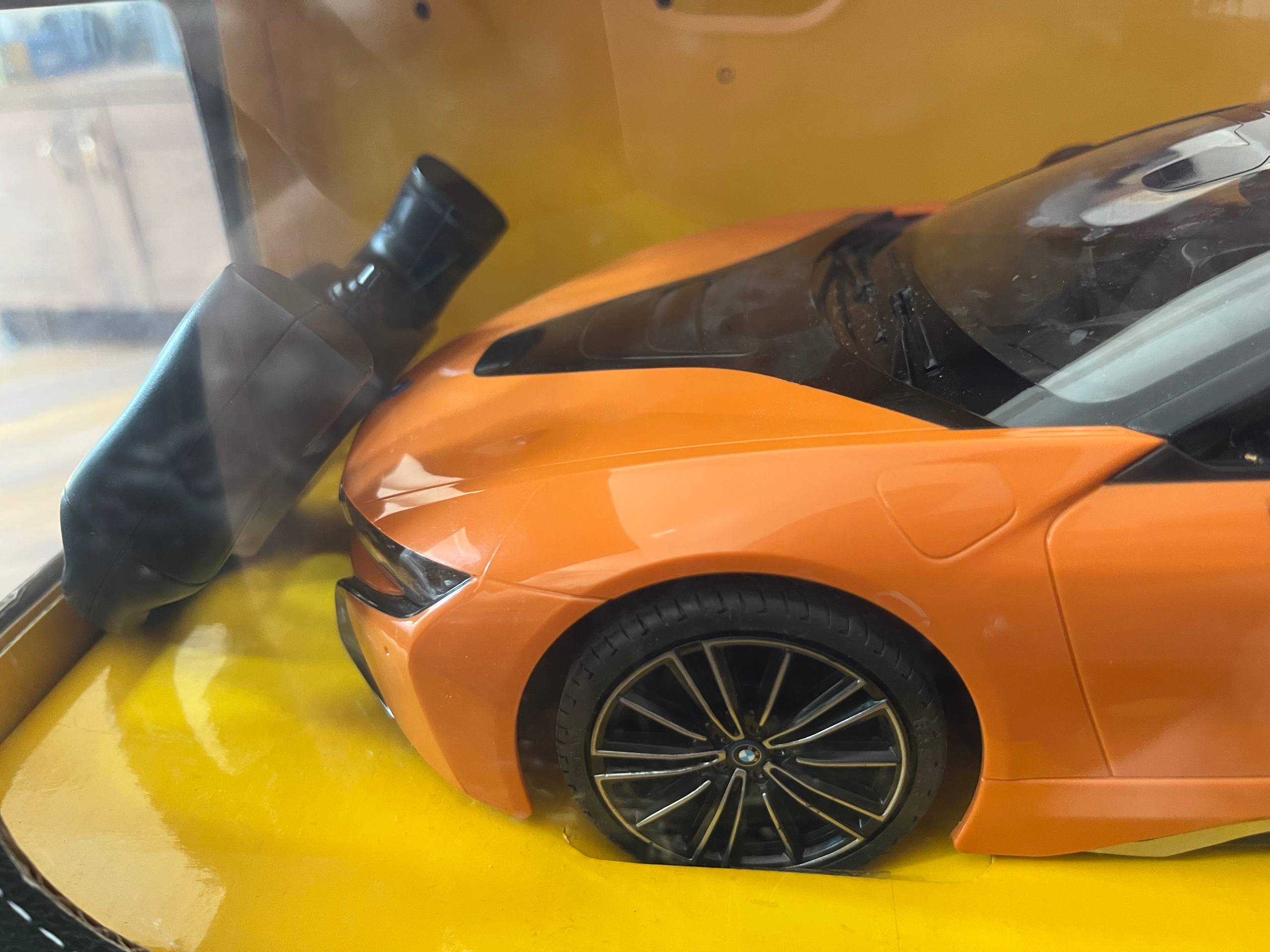 BMW i8 Roadster на пульте управления