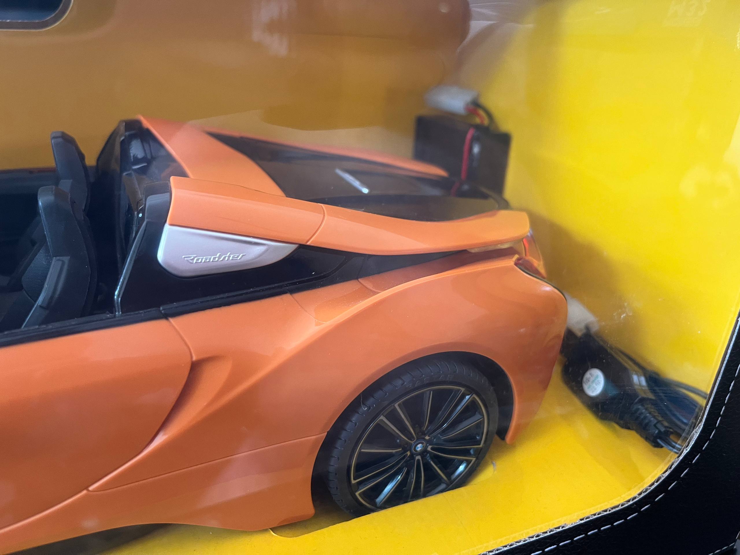 BMW i8 Roadster на пульте управления