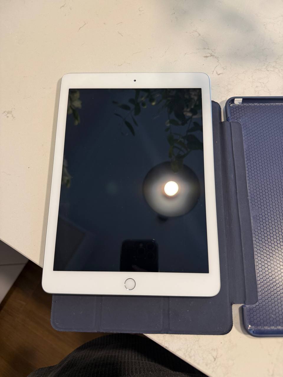 Apple iPad 6th Gen 32GB Wi-Fi 9.7″ с чехлом