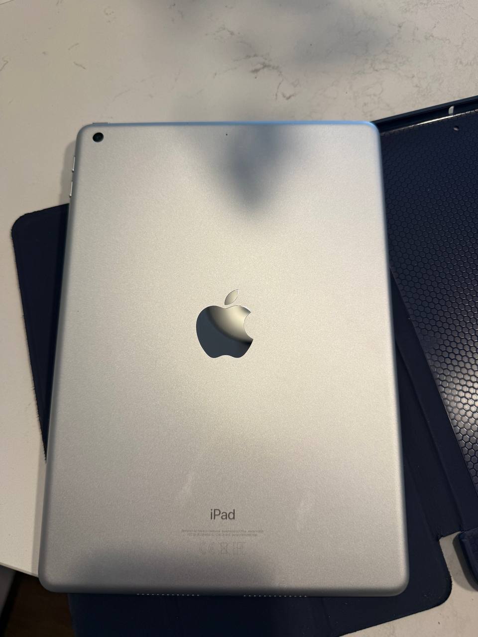 Apple iPad 6th Gen 32GB Wi-Fi 9.7″ с чехлом