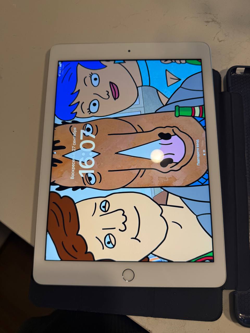 Apple iPad 6th Gen 32GB Wi-Fi 9.7″ с чехлом