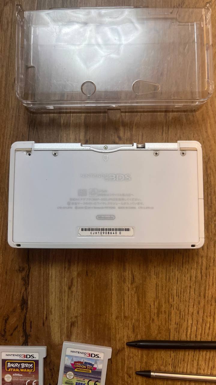 Nintendo 3DS (белая) с чехлом, картриджами и аксессуарами