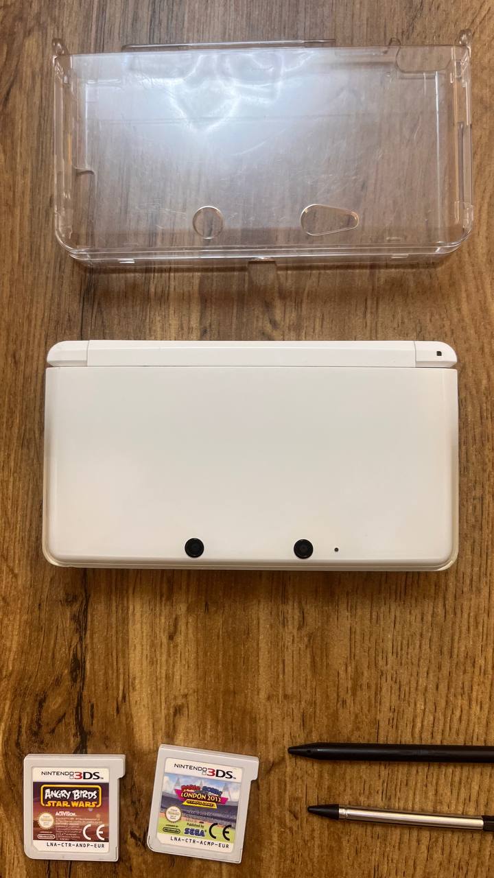 Nintendo 3DS (белая) с чехлом, картриджами и аксессуарами