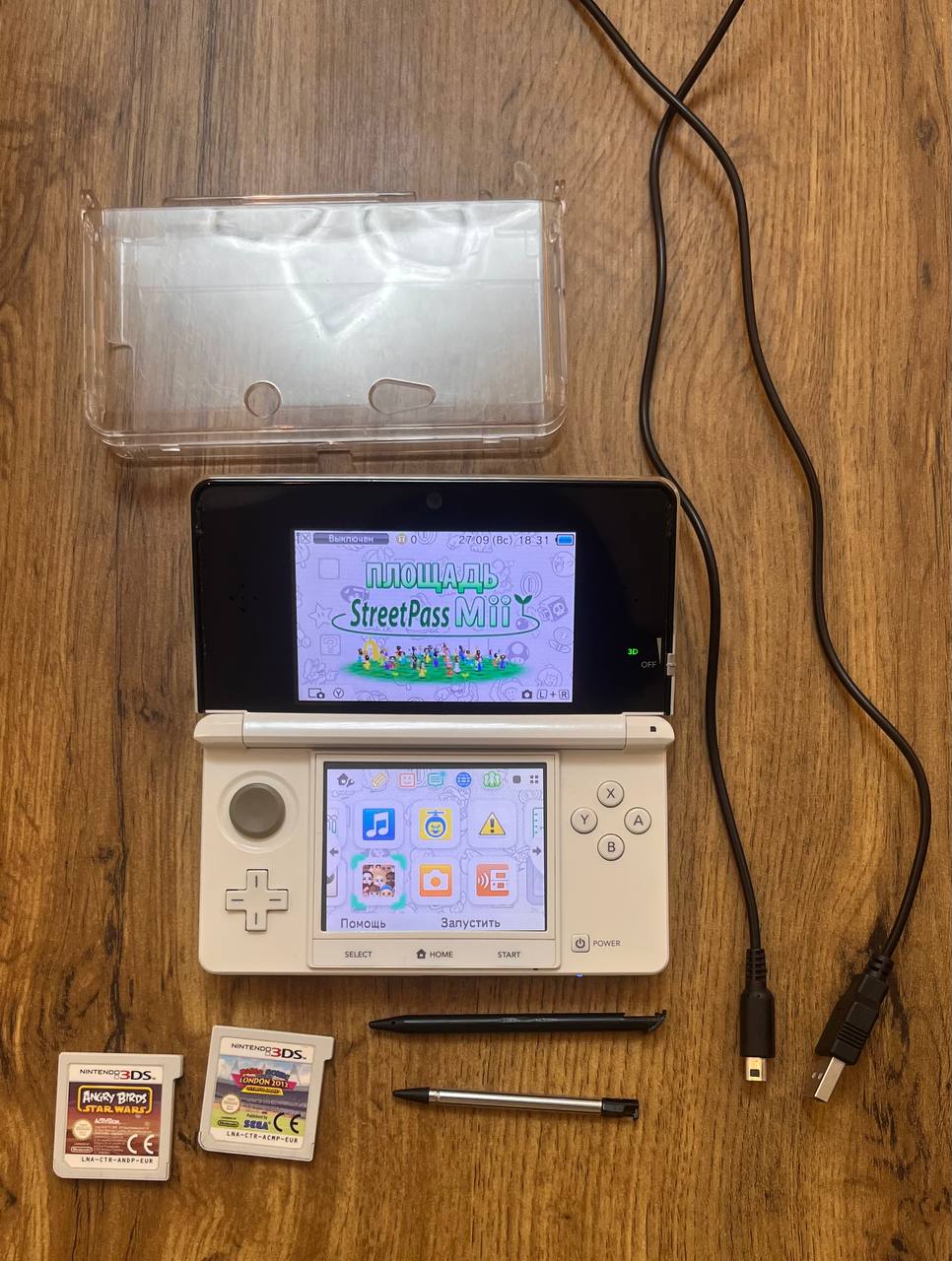 Nintendo 3DS (белая) с чехлом, картриджами и аксессуарами