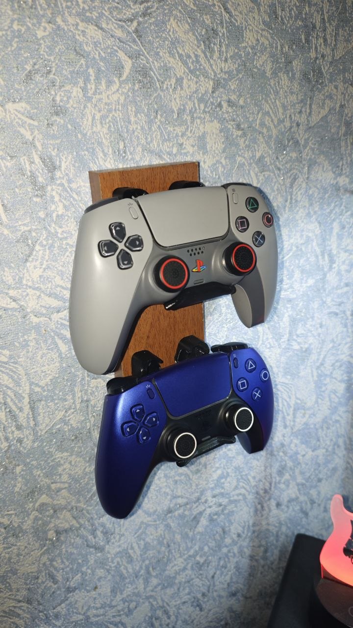 Настенное крепление для геймпада PS4/PS5 ручной работы