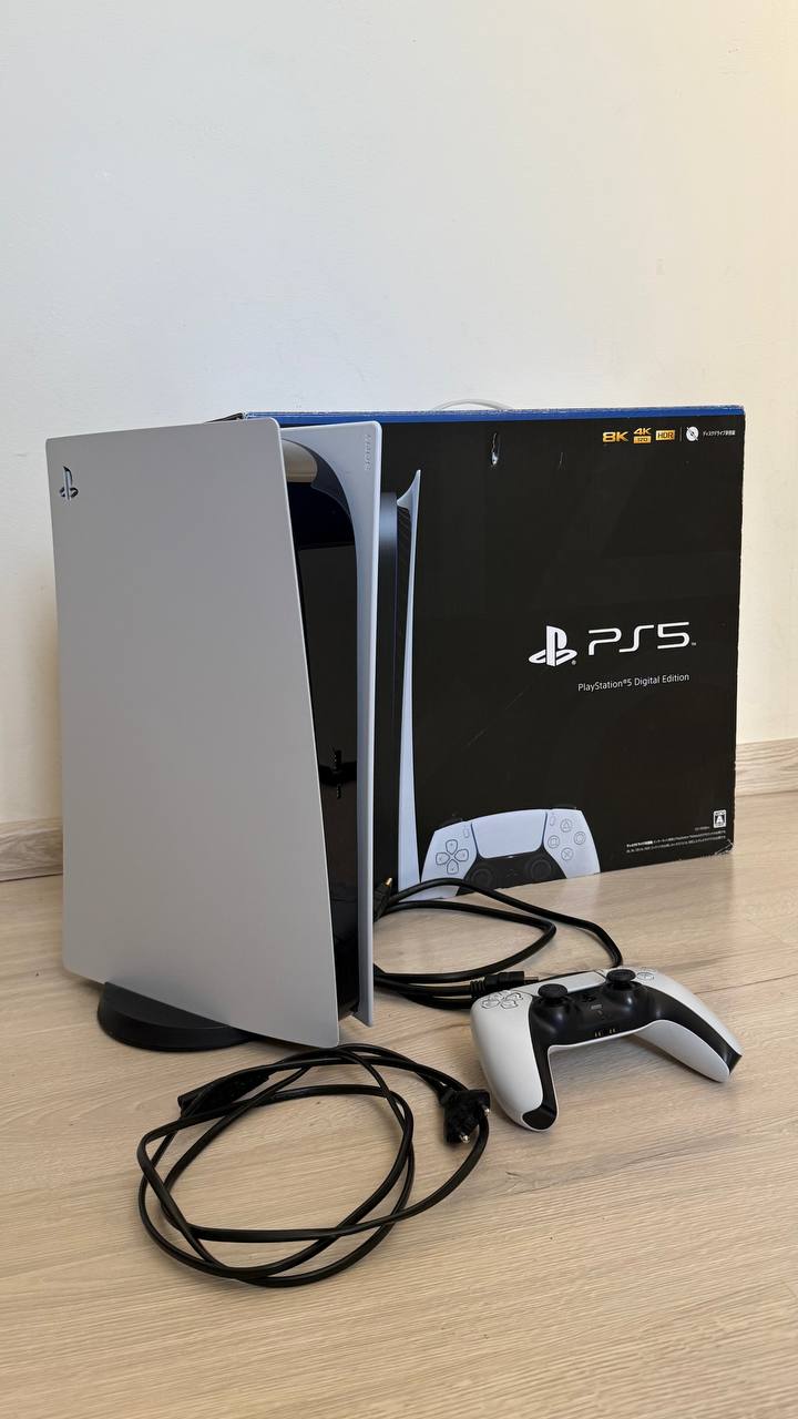 PlayStation 5 Digital Edition 825GB с геймпадом и подставкой