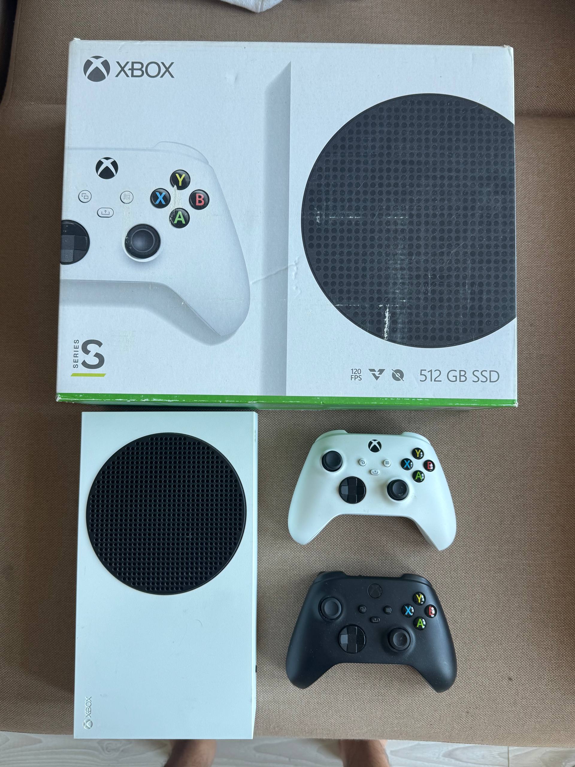 Xbox Series S + два геймпада