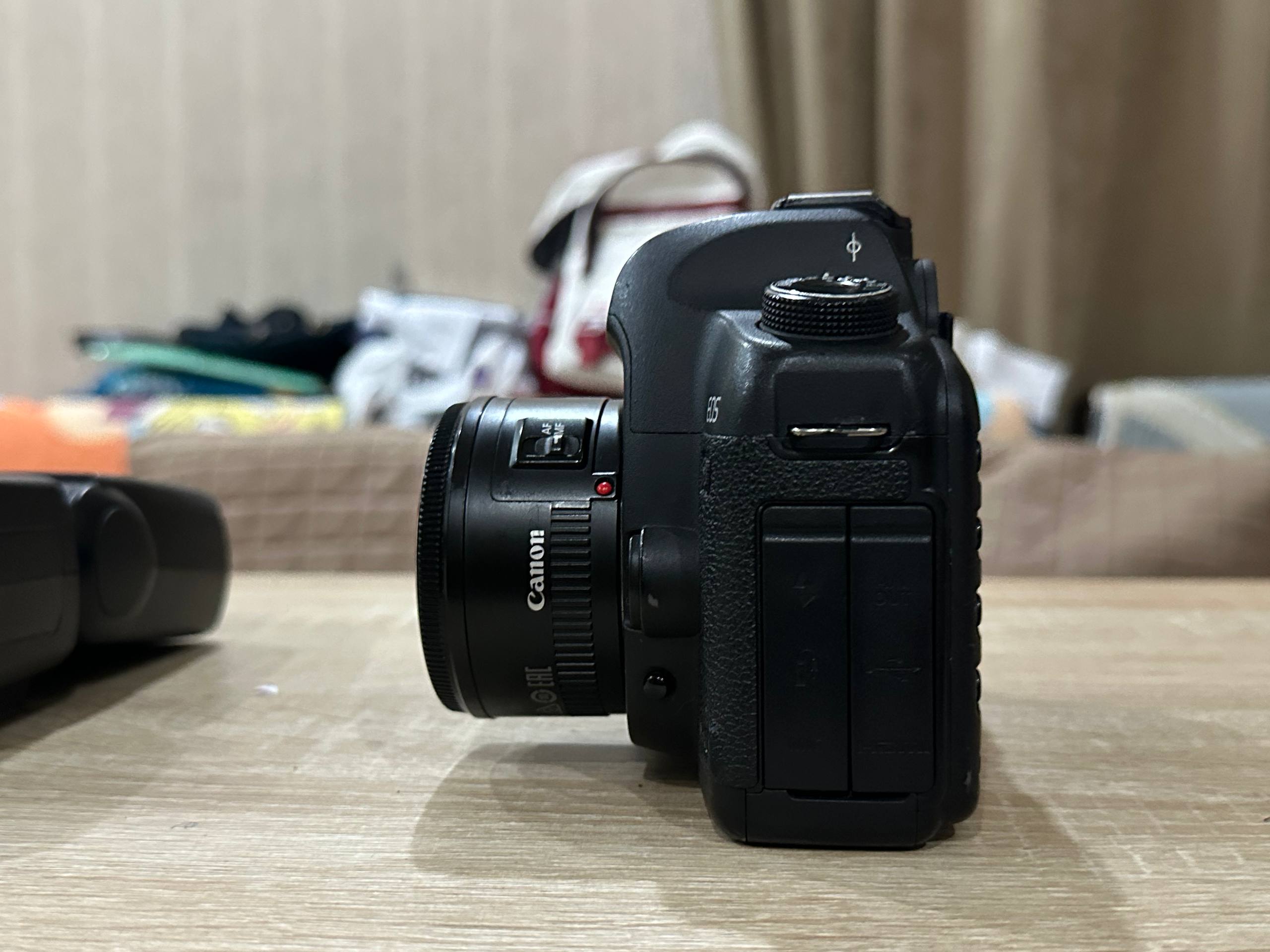 Canon 5D Mark II + Canon 50mm + Godox V860III комплект