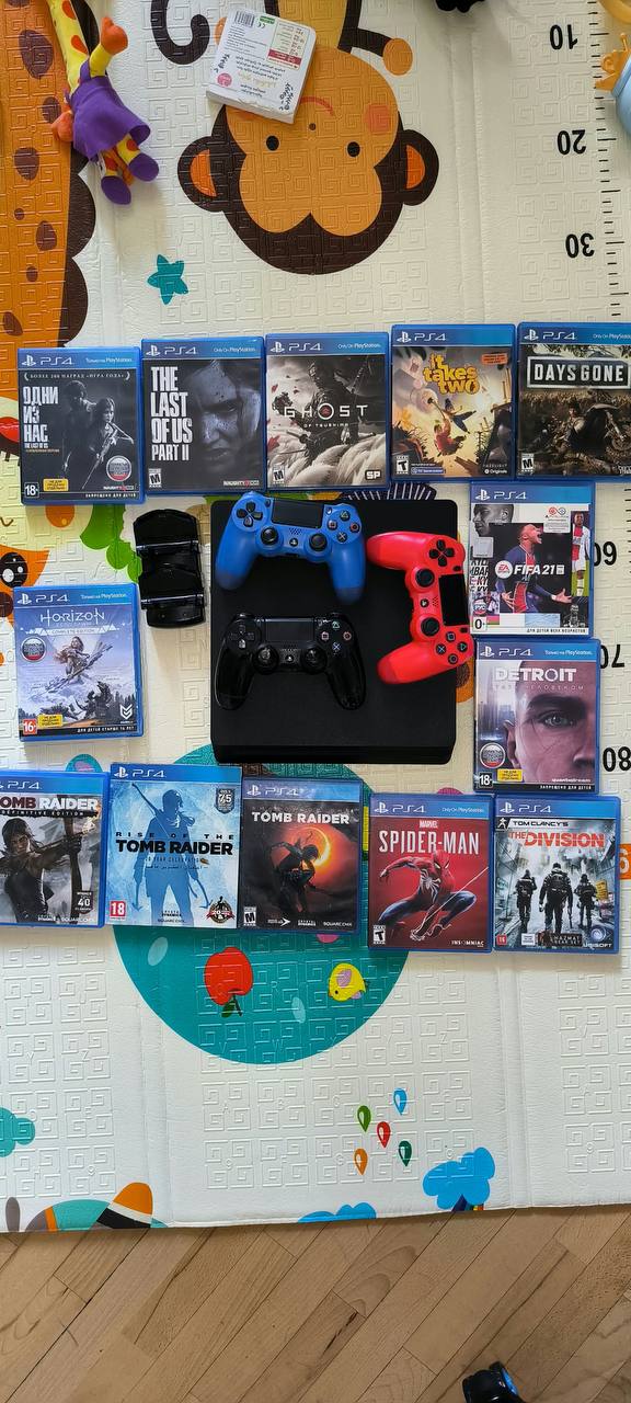 PlayStation 4 Slim с 3 контроллерами и 13 дисками