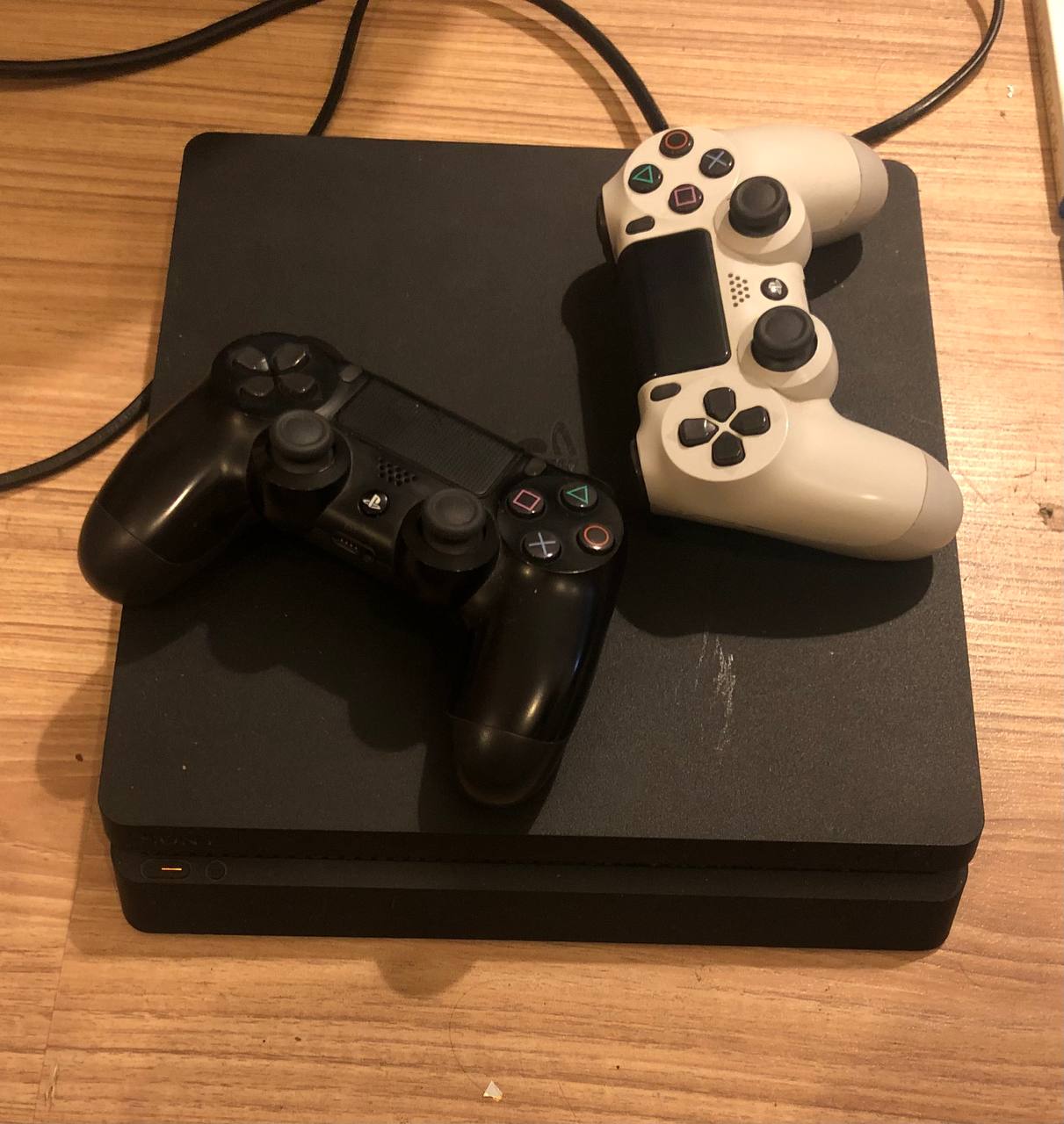 PlayStation 4 Slim 500GB с двумя геймпадами и играми
