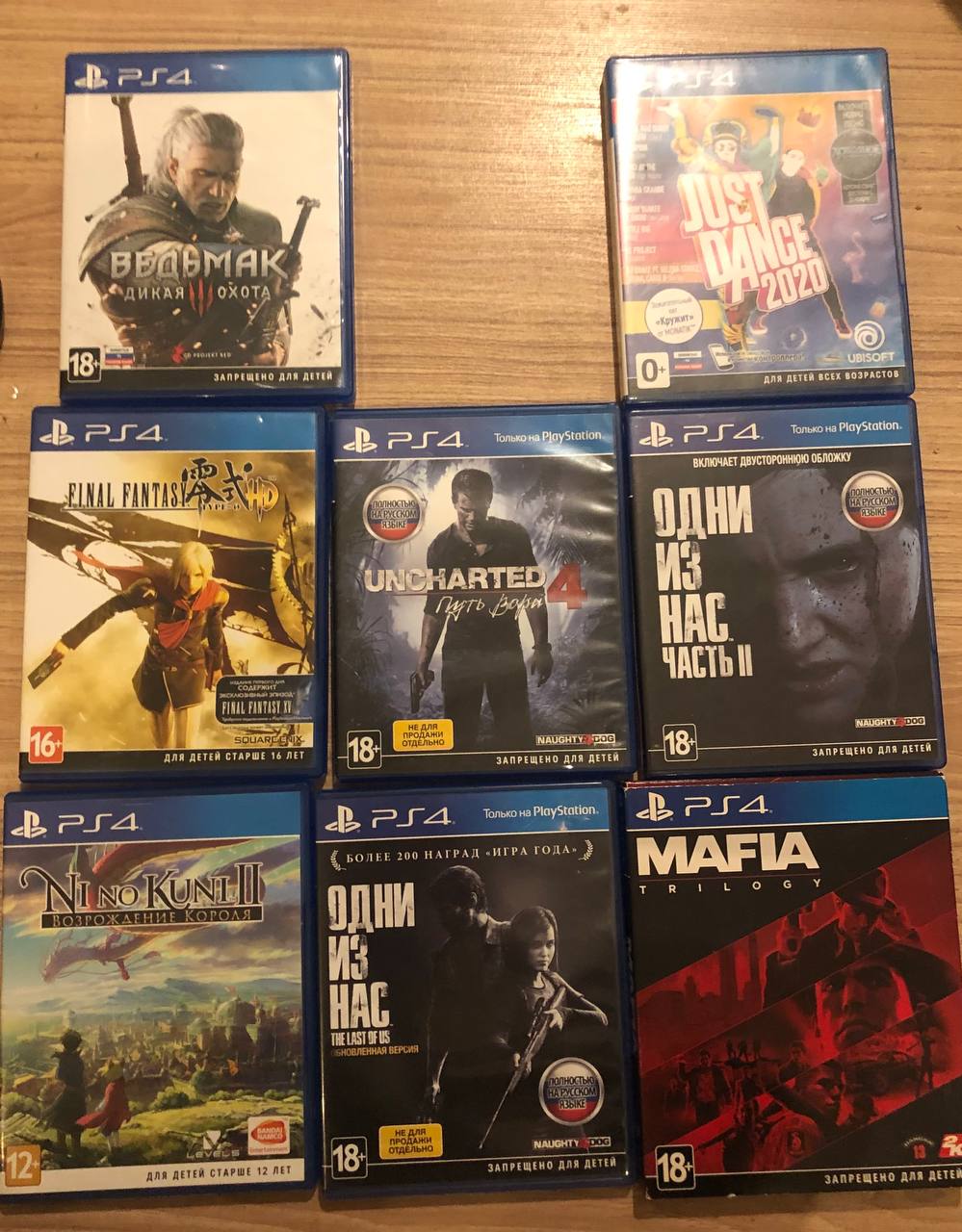 PlayStation 4 Slim 500GB с двумя геймпадами и играми