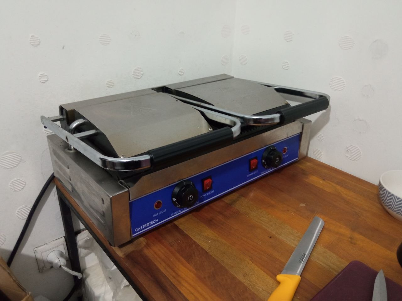 Электрогриль Gastrotech с 2 жаровыми поверхностями