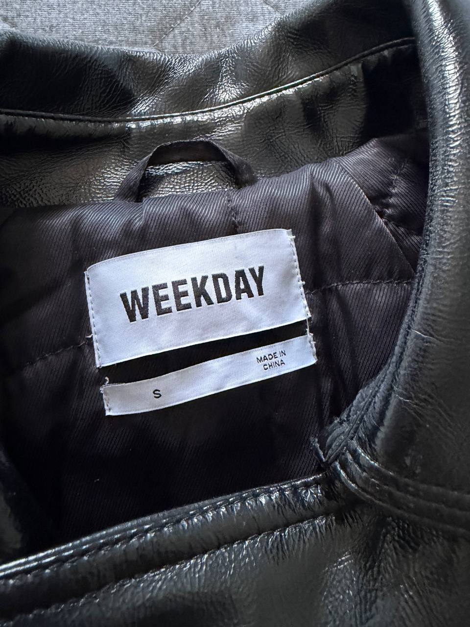 Чёрный виниловый тренч Weekday, размер S