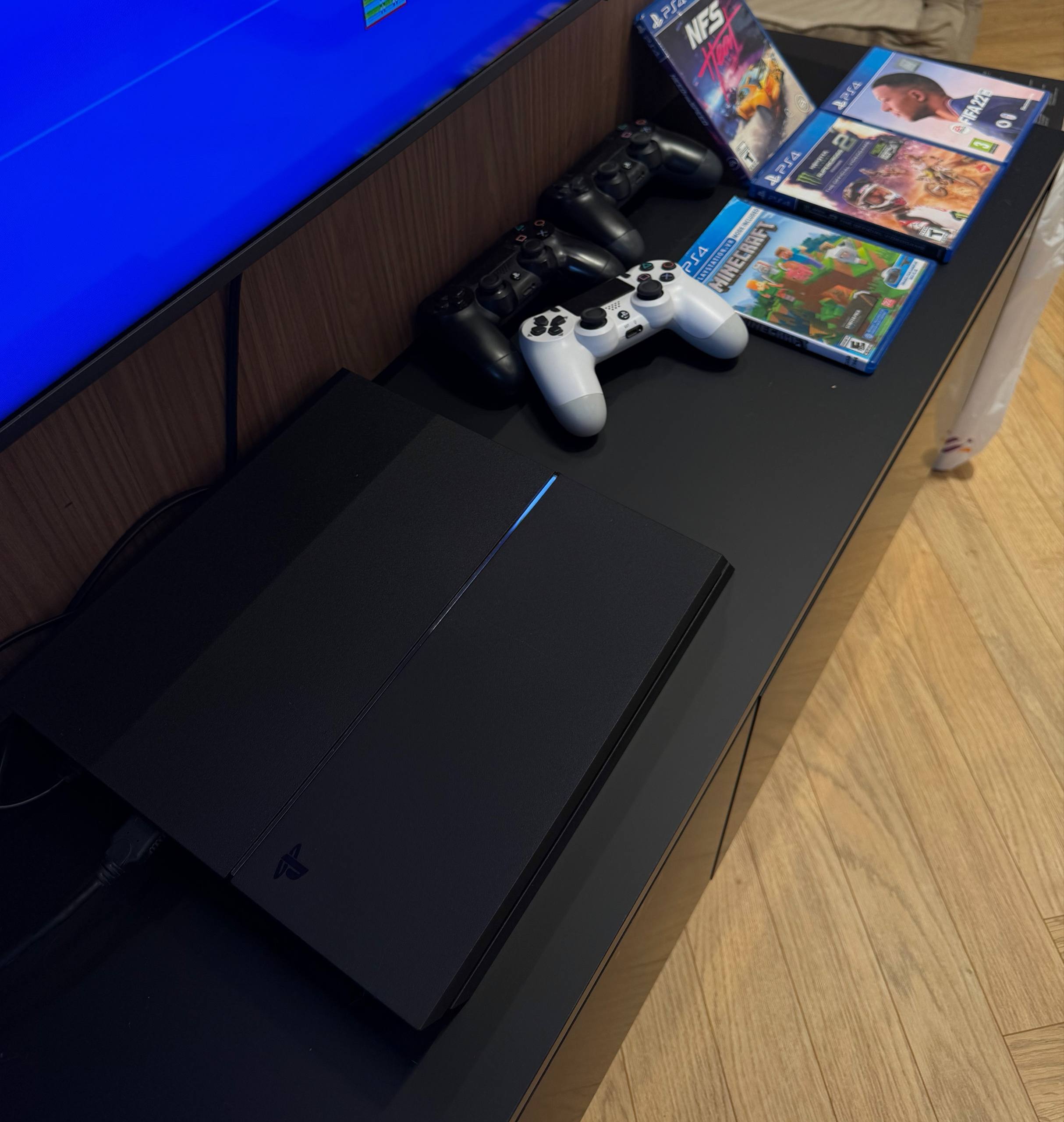 PlayStation 4 1TB с комплектом