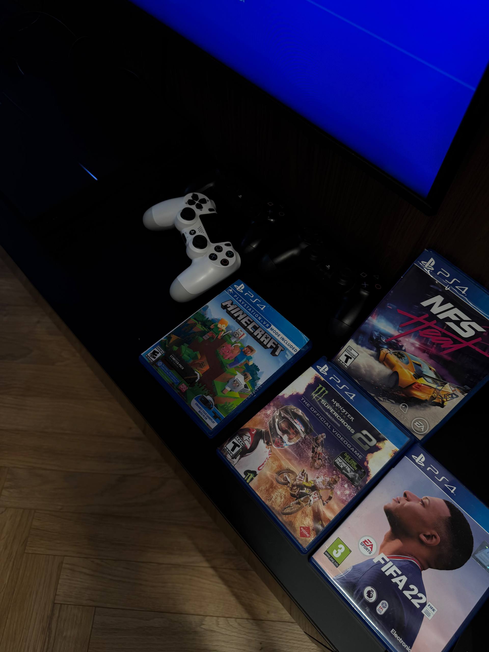 PlayStation 4 1TB с комплектом