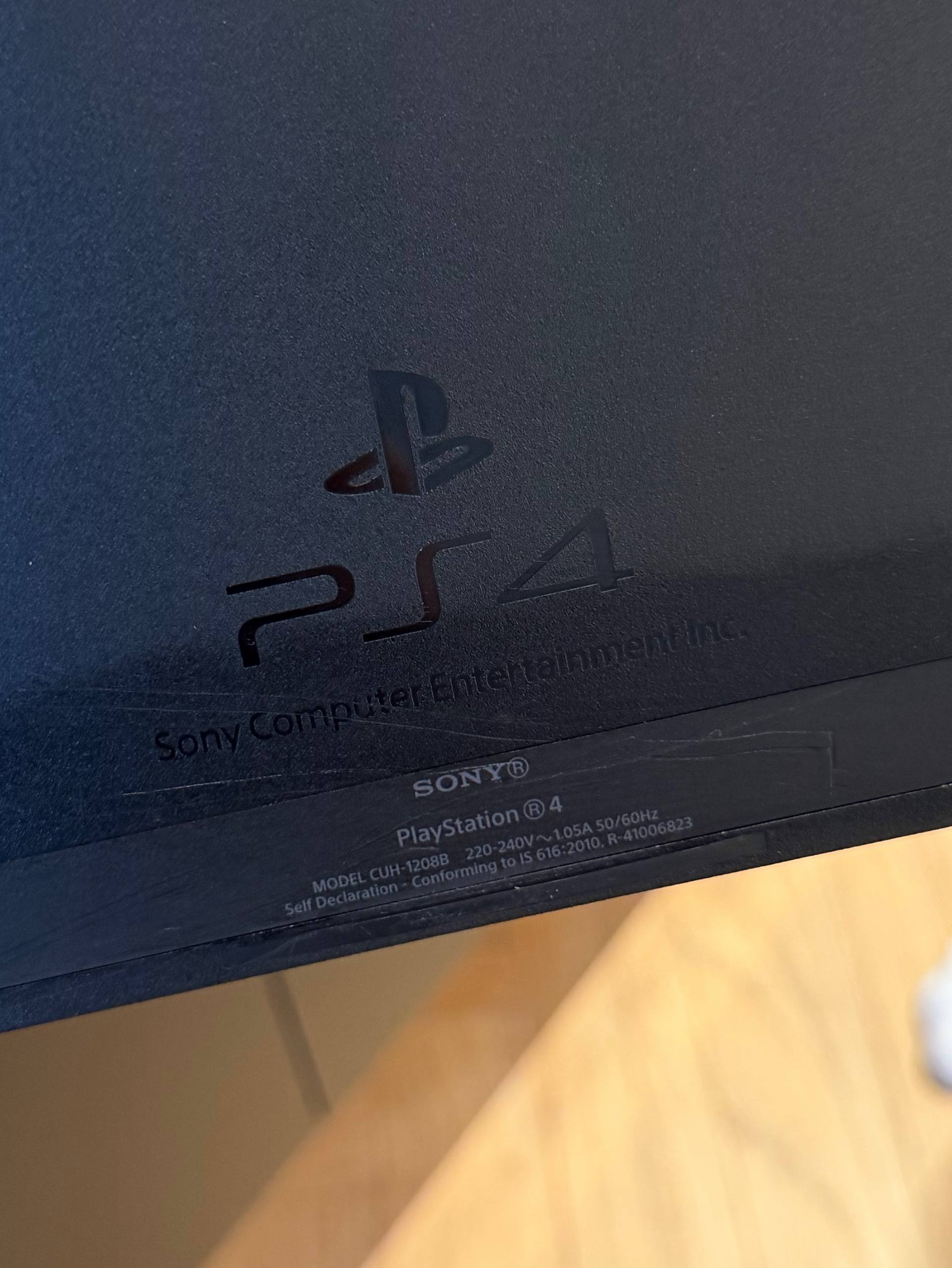 PlayStation 4 1TB с комплектом