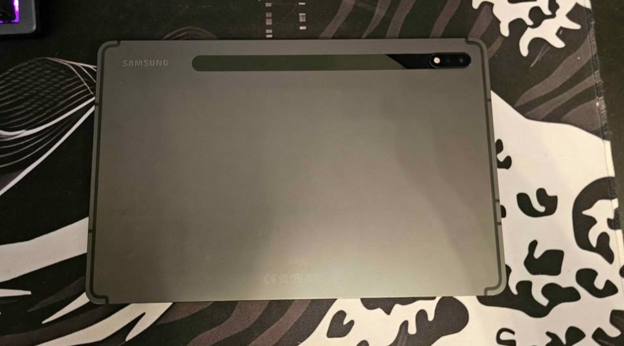 Samsung Galaxy Tab S8 с чехлом-клавиатурой и S Pen