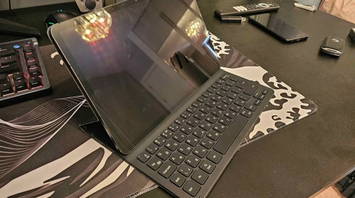 Samsung Galaxy Tab S8 с чехлом-клавиатурой и S Pen