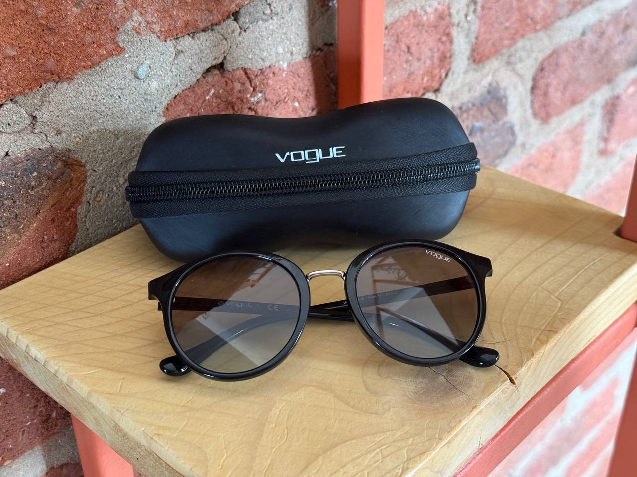 Солнцезащитные очки Vogue VO 5166-S с чехлом-кофром