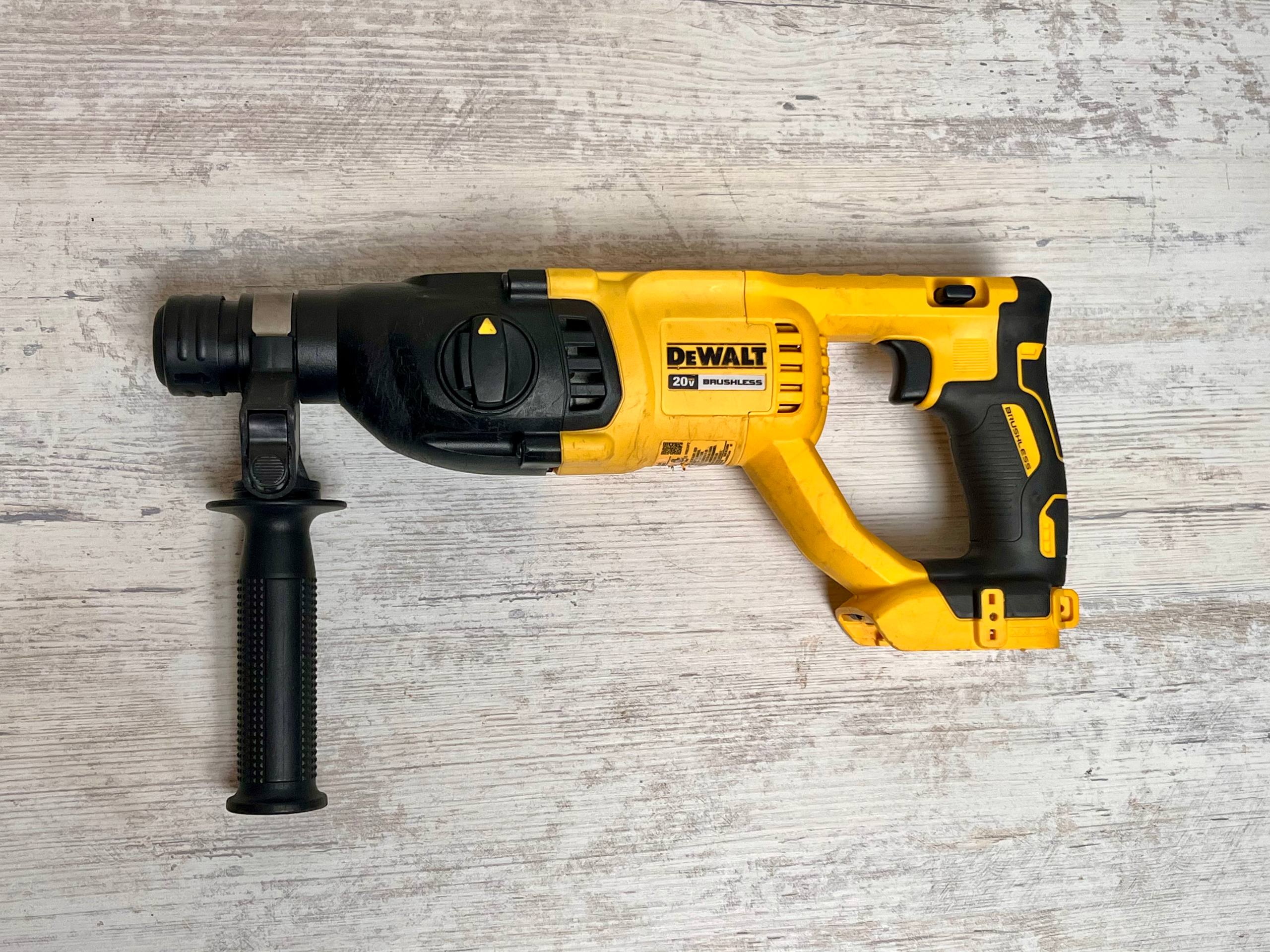 Перфоратор DeWalt DCH133 с боковой ручкой