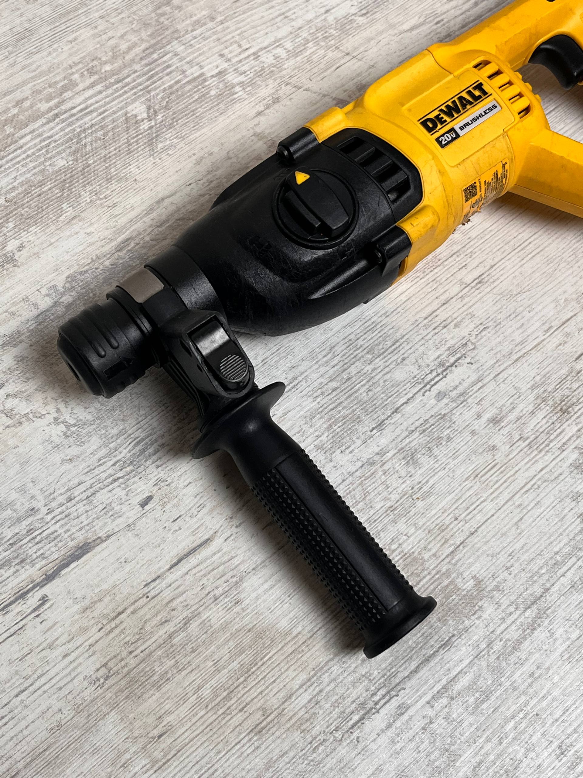 Перфоратор DeWalt DCH133 с боковой ручкой