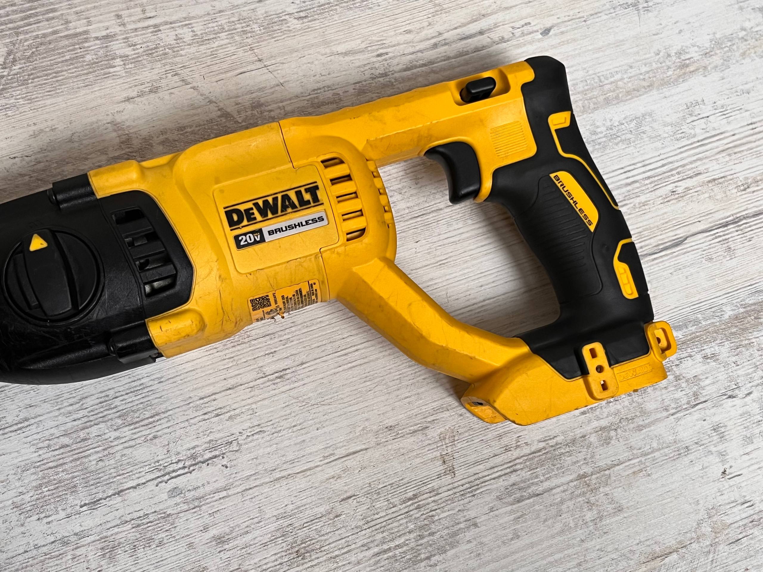 Перфоратор DeWalt DCH133 с боковой ручкой