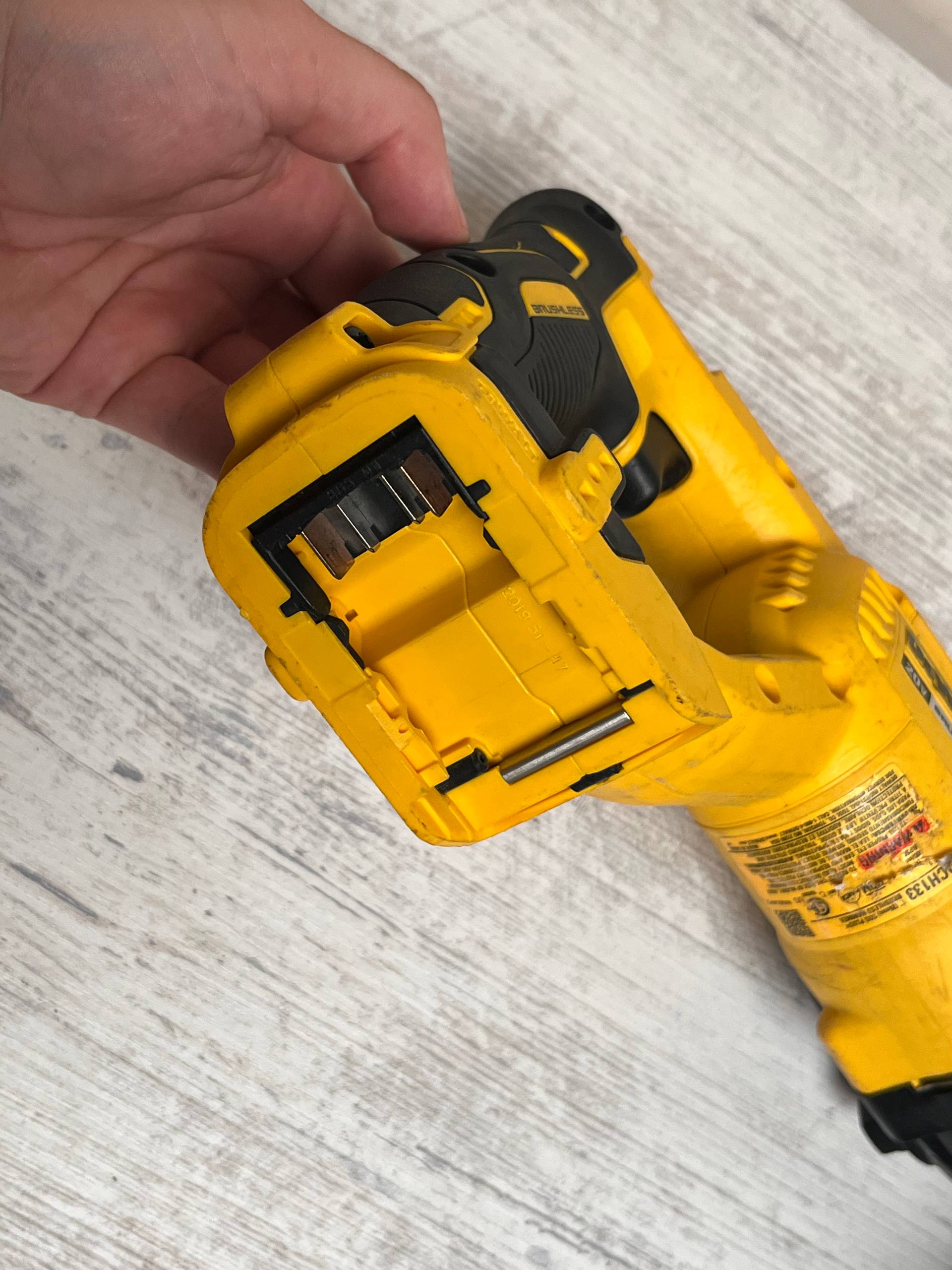 Перфоратор DeWalt DCH133 с боковой ручкой