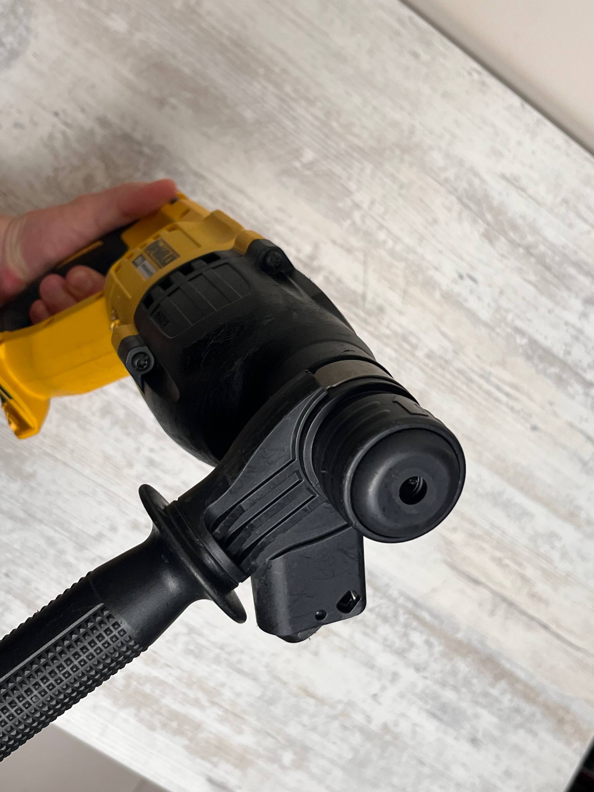 Перфоратор DeWalt DCH133 с боковой ручкой