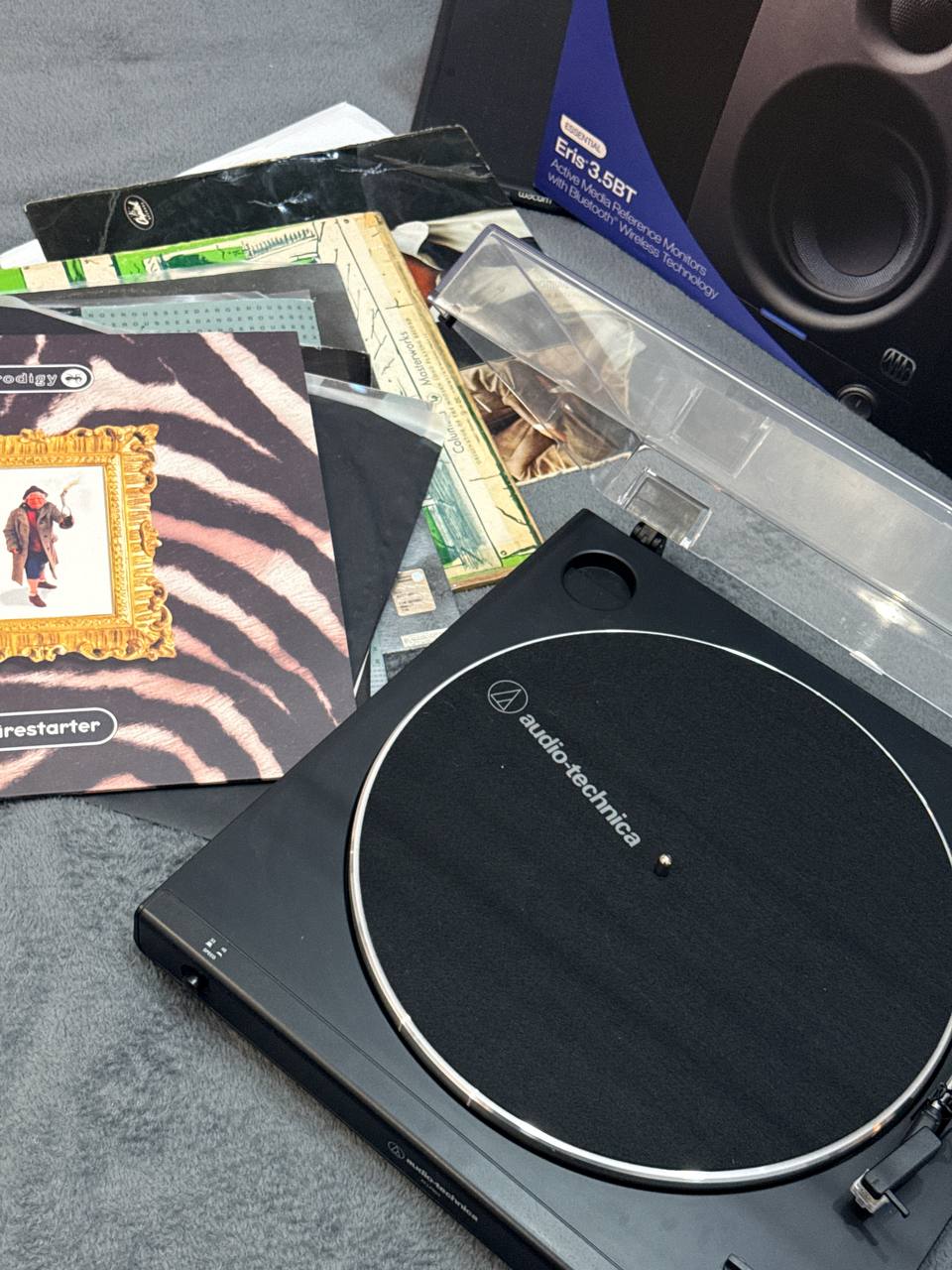 Проигрыватель Audio-Technica AT-LP60X с 9 пластинками