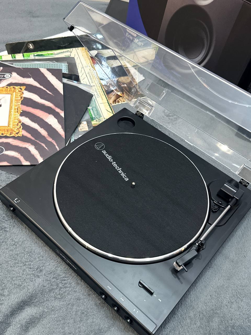 Проигрыватель Audio-Technica AT-LP60X с 9 пластинками