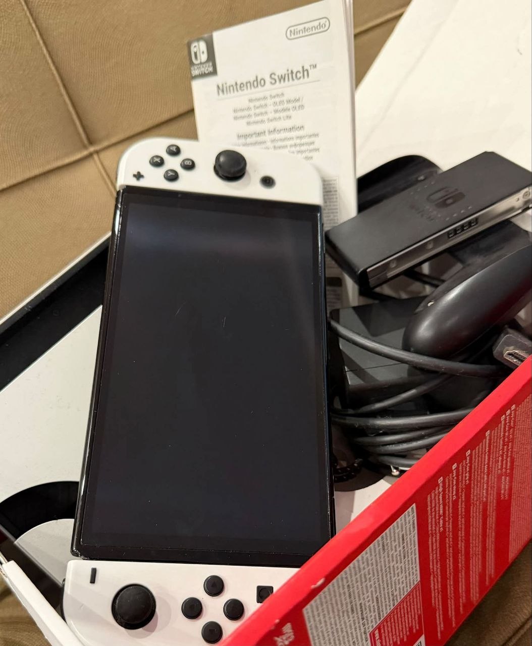Nintendo Switch OLED с белыми Joy-Con