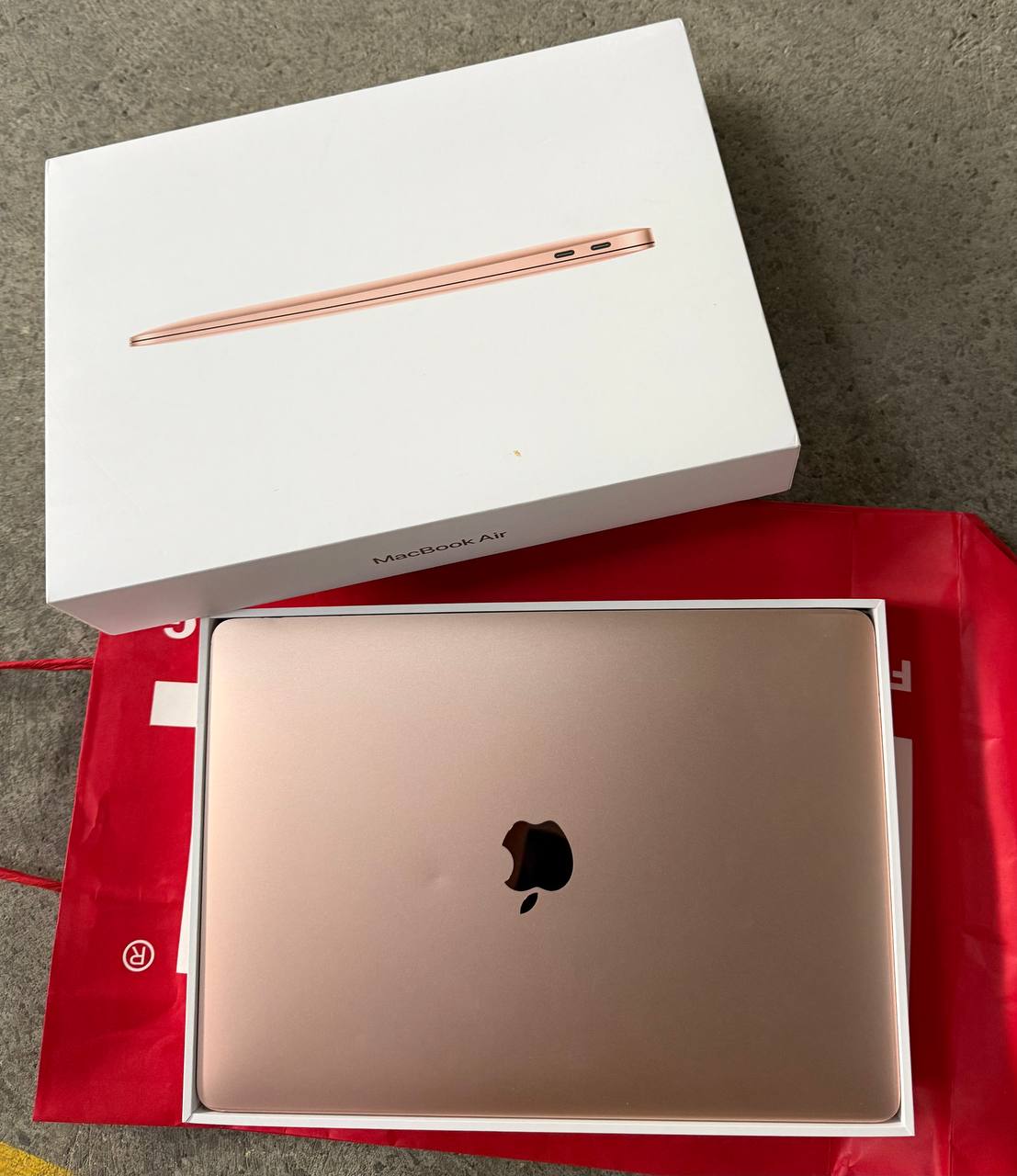 MacBook Air 13" (2020, M1, 8 ГБ ОЗУ, 256 ГБ SSD)